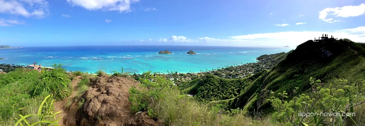 左に1つ目のピルボックス、右に2つ目のピルボックス、間に綺麗な海がある