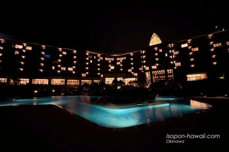 ヒルトン宮古島 夜のプール 青くライトアップしている