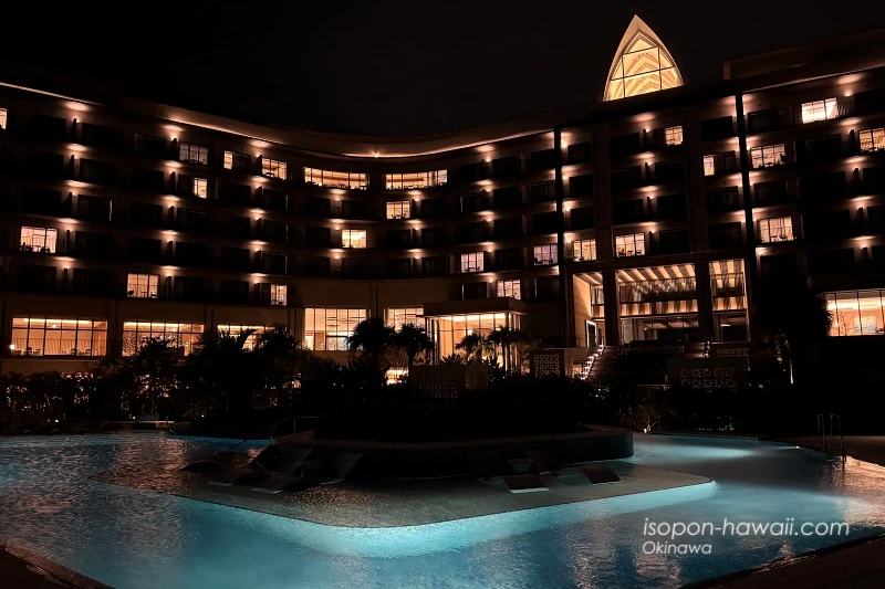 ヒルトン宮古島 ライトアップしたプールと優しい明かりの客室