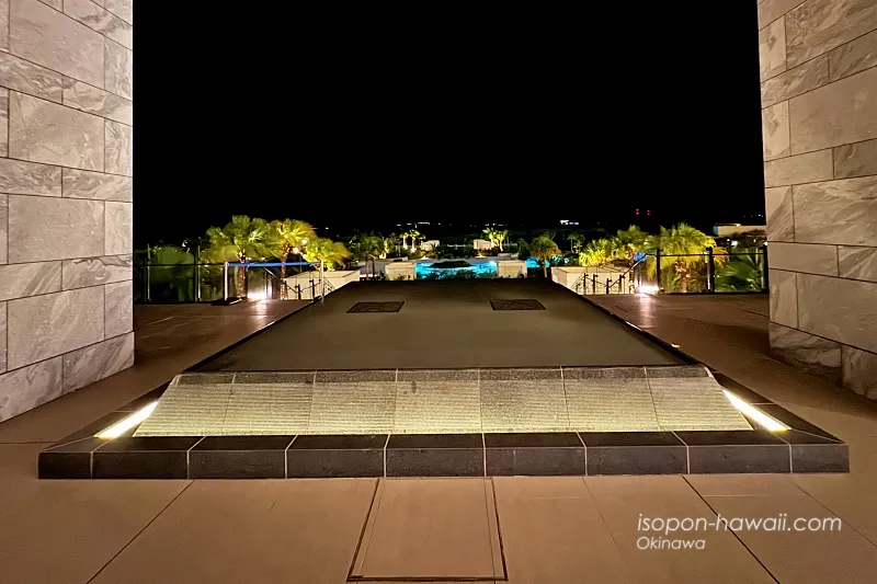 ヒルトン宮古島 エントランスからの夜の景色 プールのライトアップがきれい