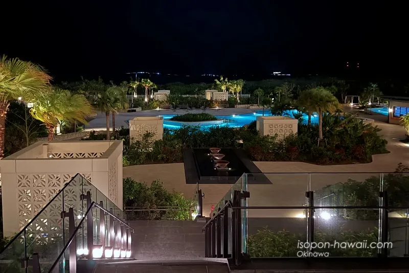 ヒルトン宮古島 エントランスからの夜の景色 プールのライトアップがきれい 伊良部大橋が車のライトで帯のようになっている