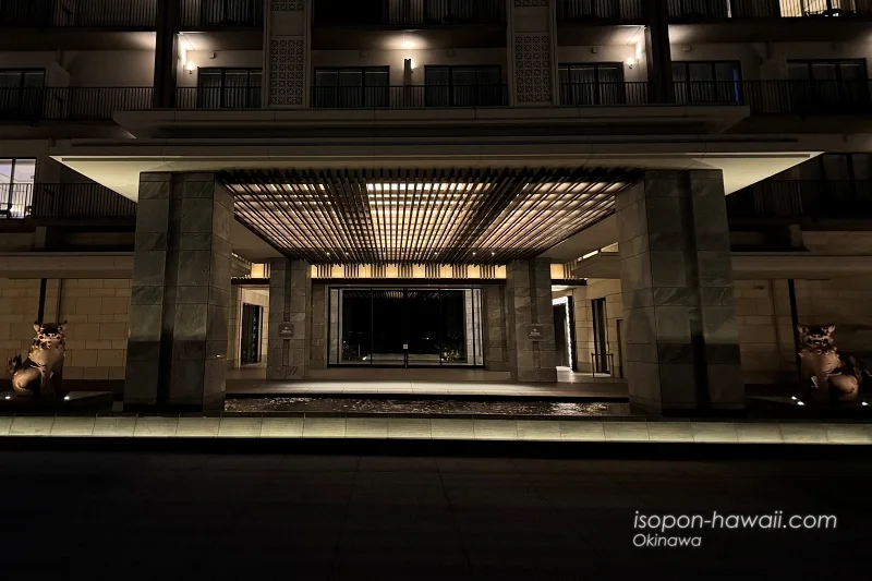 ヒルトン宮古島 夜のエントランス 優しいゴールド調の明かり