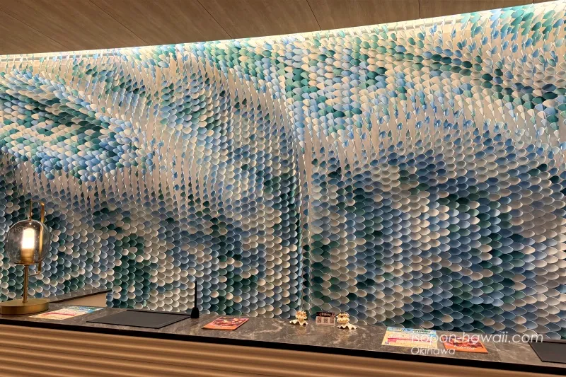 ヒルトン宮古島 フロント 波のようにも魚の鱗のようにも見える飾り