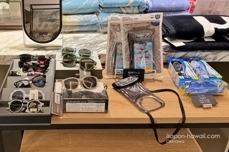 ヒルトン宮古島の売店 ゴーグル、防水ケース、サングラス