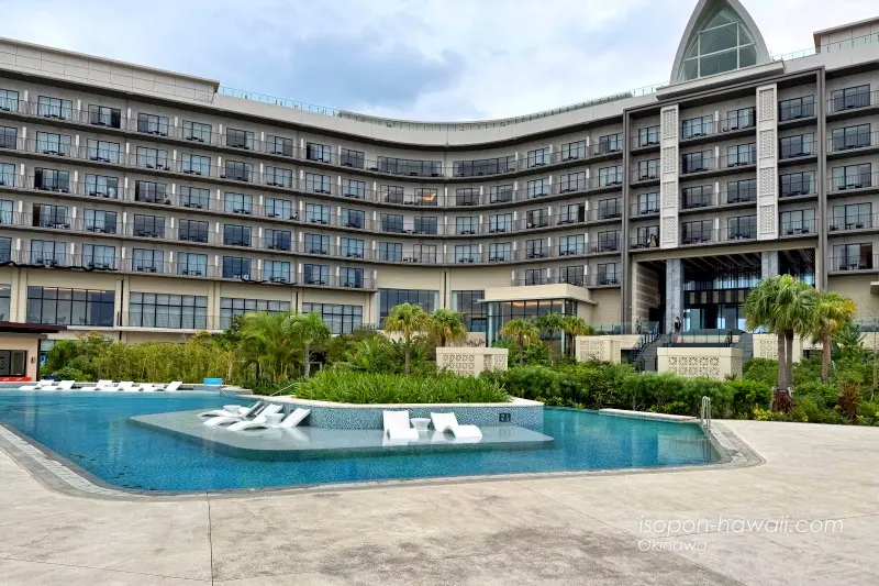 ヒルトン宮古島客室棟とファミリープール