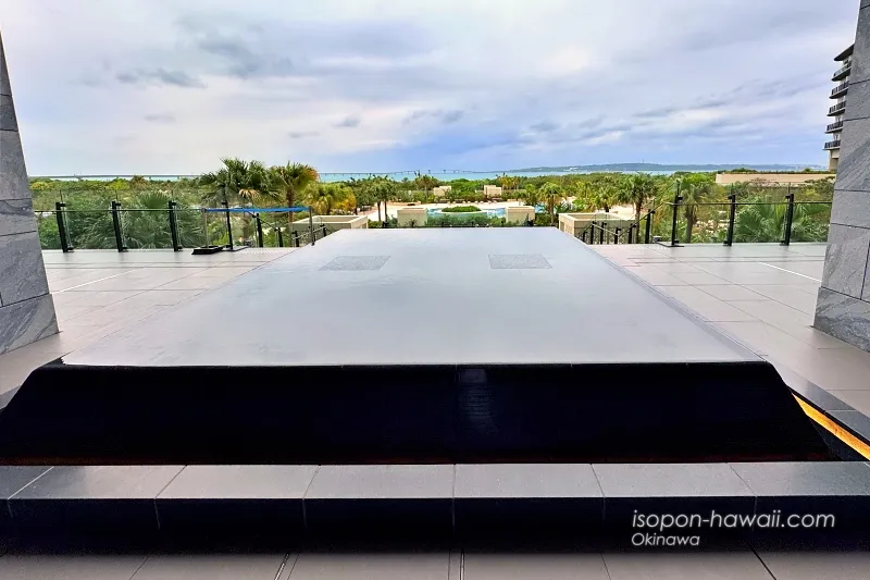 ヒルトン宮古島 エントランスからの景色 遠くに伊良部大橋も見える