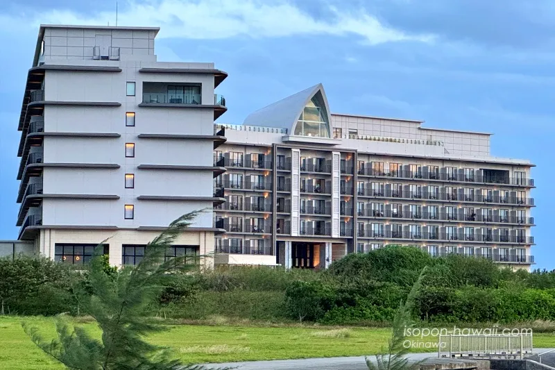 宮古サンセットビーチから見たヒルトン宮古島 線画のような風景