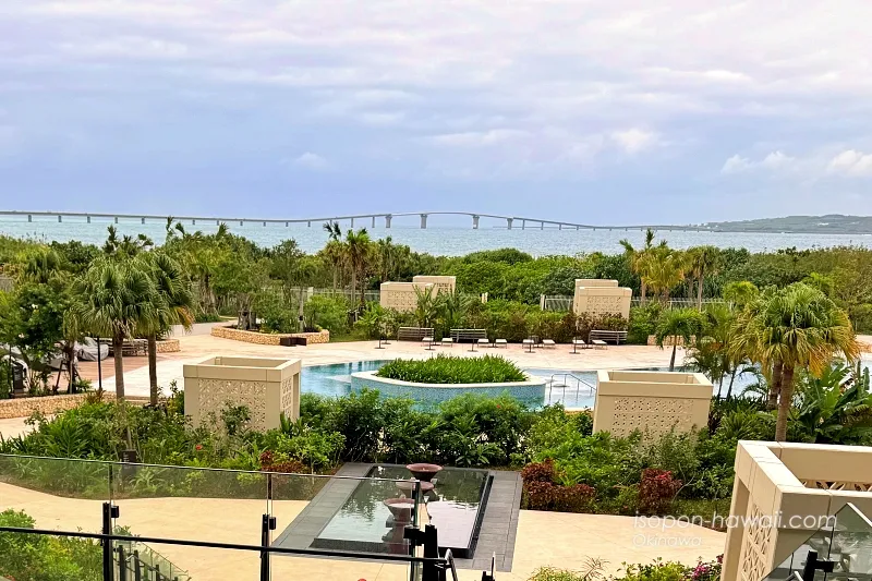 ヒルトン宮古島 エントランスからの景色 手前にプール、奥に海と伊良部大橋が見える