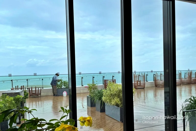 ルーフトップバーの入り口  
外は雨が降っている