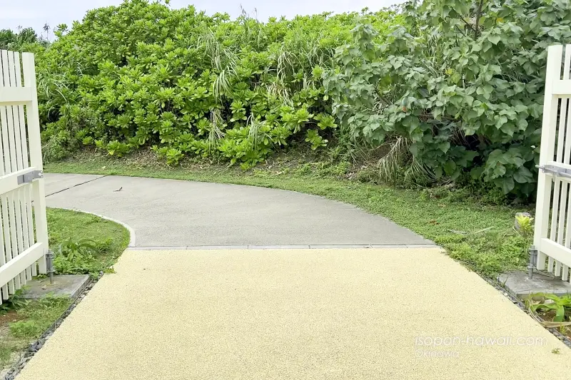 ヒルトン宮古島のプールからみやこサンセットビーチの間にあるゲート