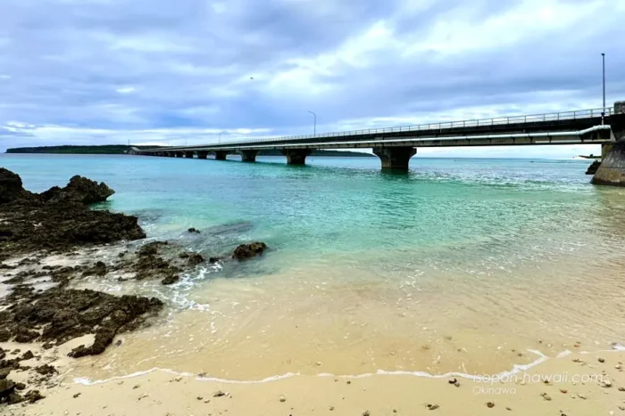 前浜農村公園の砂浜 青い海と来間大橋と来間島
