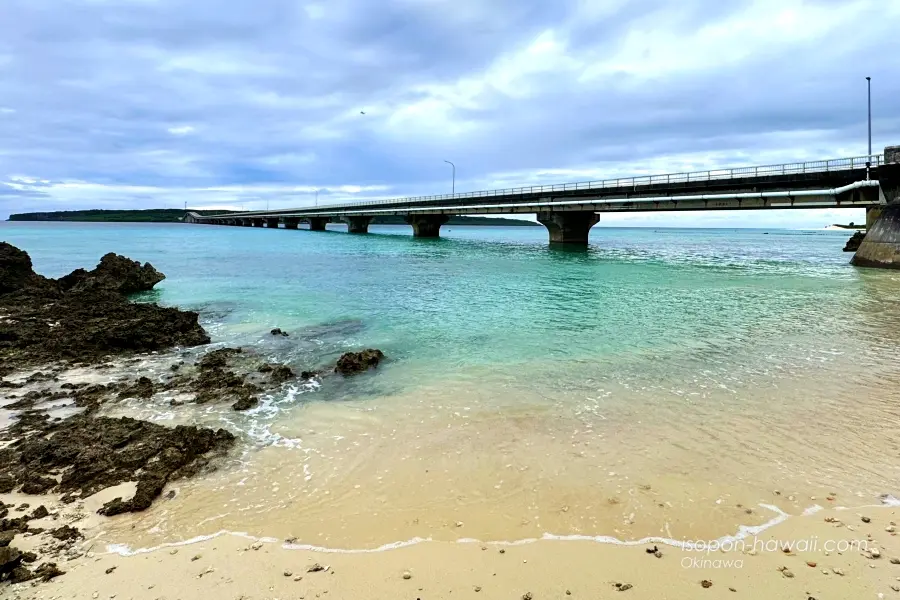 前浜農村公園の砂浜 青い海と来間大橋と来間島
