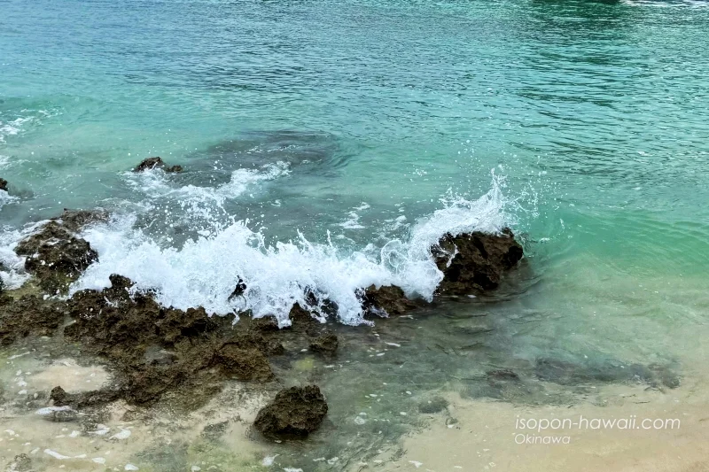 前浜農村公園の海 岩に波が当たってしぶきをあげている