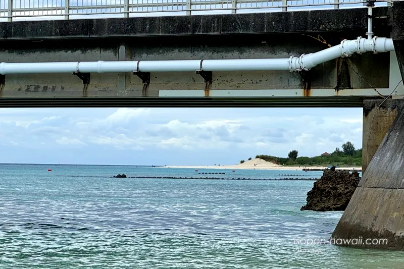 来間大橋の下から見える与那覇前浜ビーチ