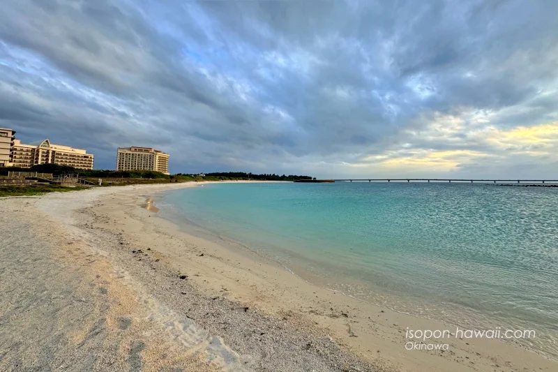 宮古サンセットビーチ ヒルトン宮古島とキャノピーbyヒルトンも映っている