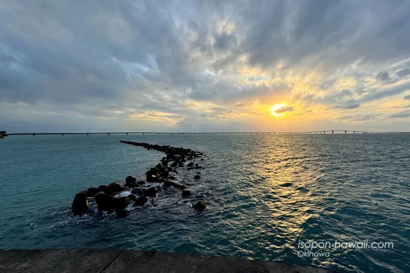 みやこサンセットビーチの北端から見た伊良部大橋と夕日