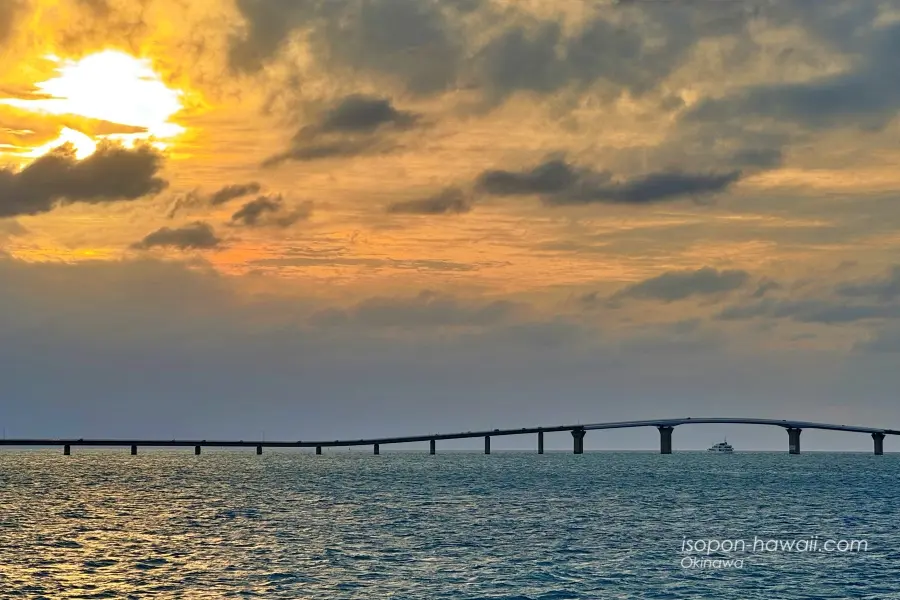 みやこサンセットビーチ 夕日と伊良部大橋と船