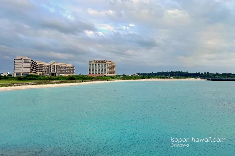 宮古サンセットビーチの北端から見たヒルトン宮古島とキャノピーbyヒルトン
