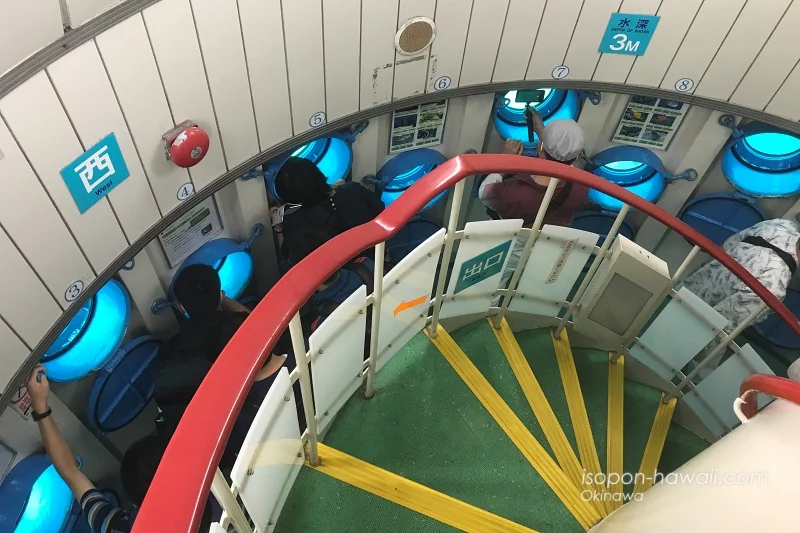 ブセナ海中公園の海中展望塔