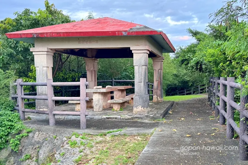 来間東農村公園(来間大橋展望台)の東屋・休憩所 椅子と屋根が傷んでいる