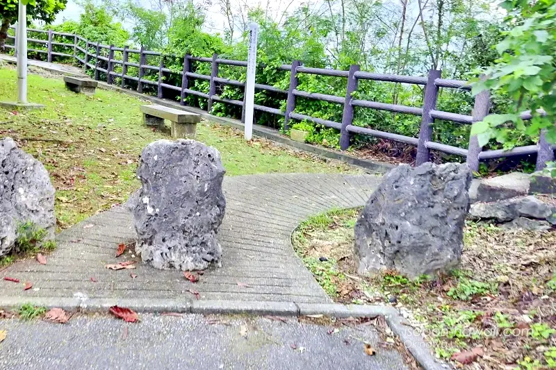 来間東農村公園(来間大橋展望台)駐車場からの分岐点