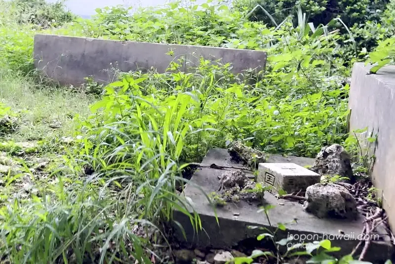 来間遠見番所 階段を上がったところにある方位石