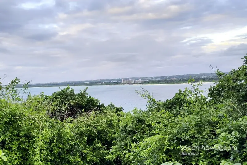 来間遠見番所から見えた景色 木が生い茂っていて遠くまでは見渡せない