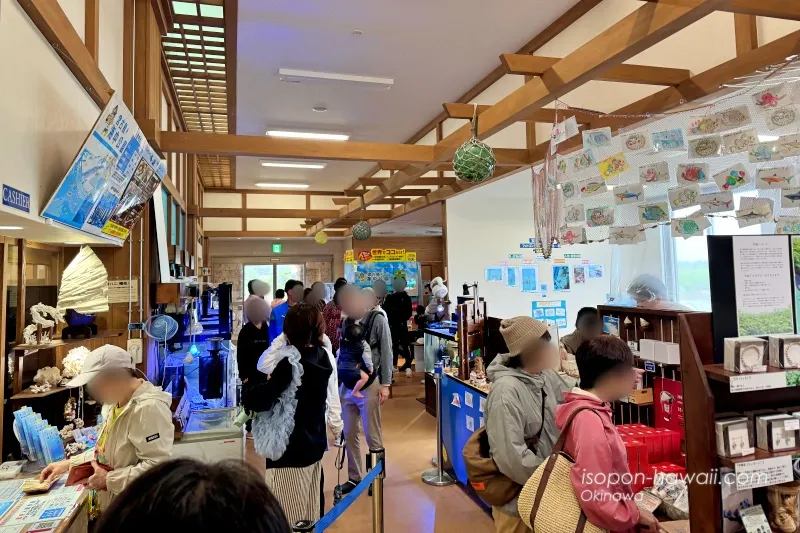 10時40分頃の宮古島海中公園の管理棟 人が多くなっている