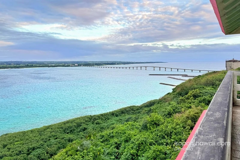 竜宮城展望台3階の景色 海と来間大橋