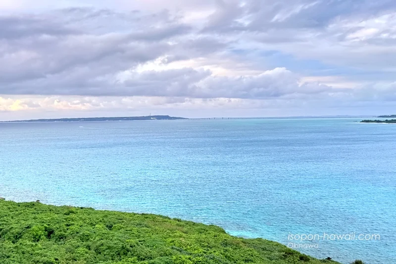 竜宮城展望台3階の景色 海と伊良部島 伊良部大橋も薄っすらと見えている