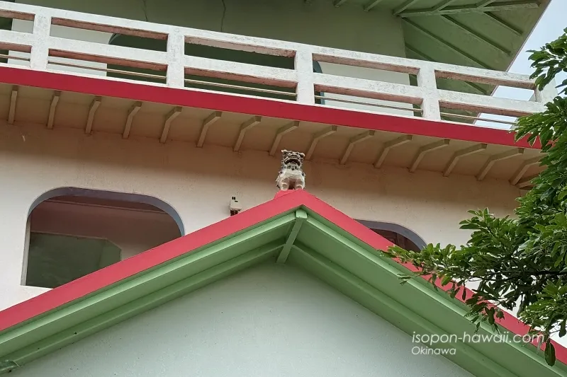竜宮城展望台の屋根にいるシーサー