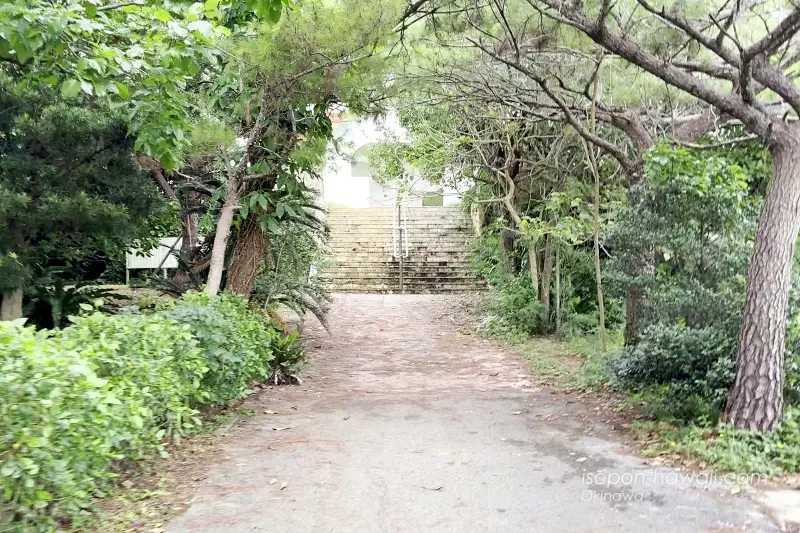 竜宮城展望台に続く道 奥に汚れがこびりついた階段がある