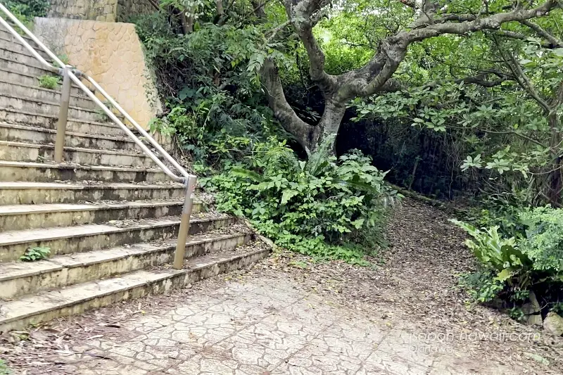 階段の右横に小道がある 竜宮城展望台の1階に繋がるスロープ