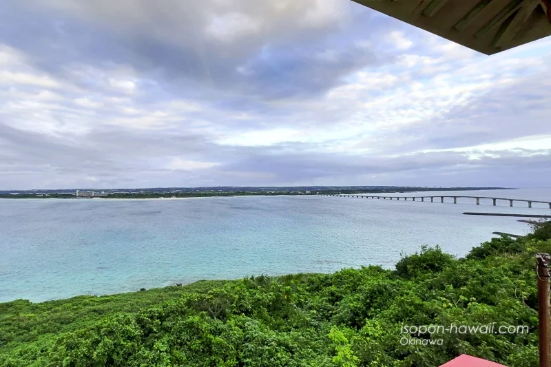 竜宮城展望台2階の景色 海と来間大橋
