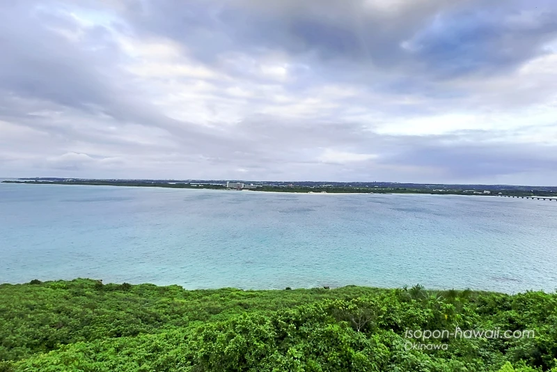 竜宮城展望台2階の景色 海と与那覇前浜ビーチ