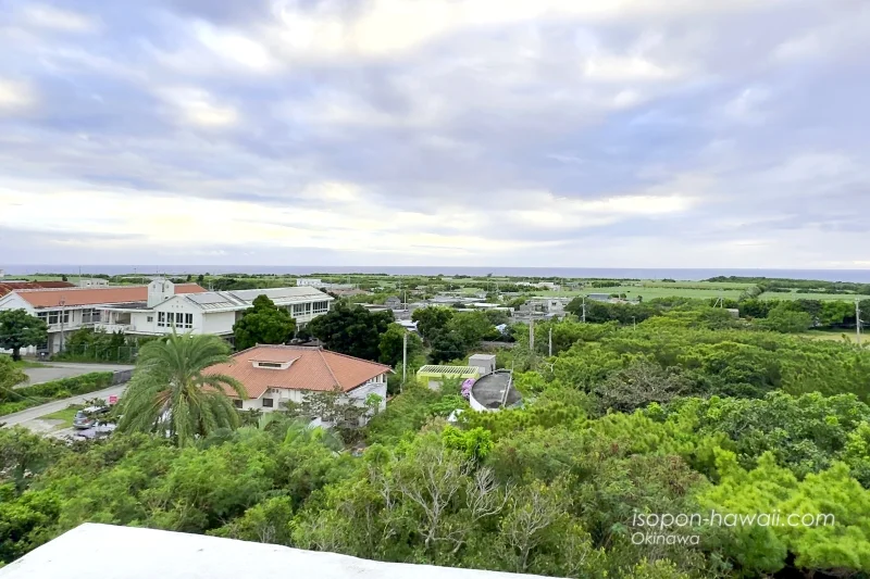 竜宮城展望台3階の景色 来間島の南端が見える