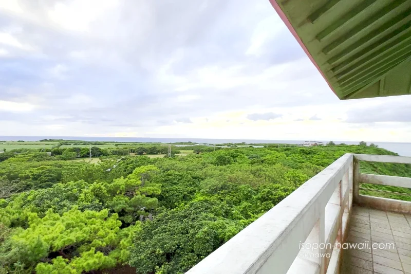 竜宮城展望台3階の景色 来間島の西端と北端が見える