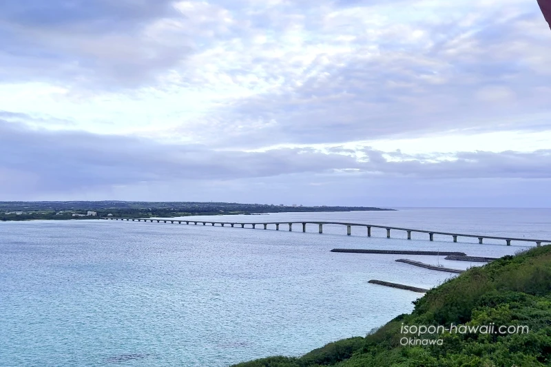 竜宮城展望台3階の景色 来間大橋を拡大