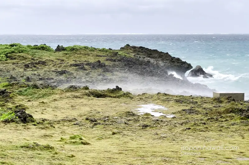 岬の上までしぶきを上げる海水