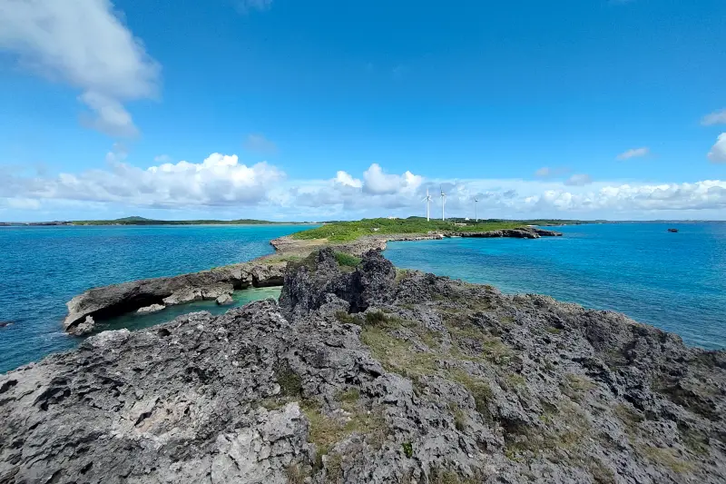 晴れているときに西平安名崎の先端から宮古島方面を見た景色