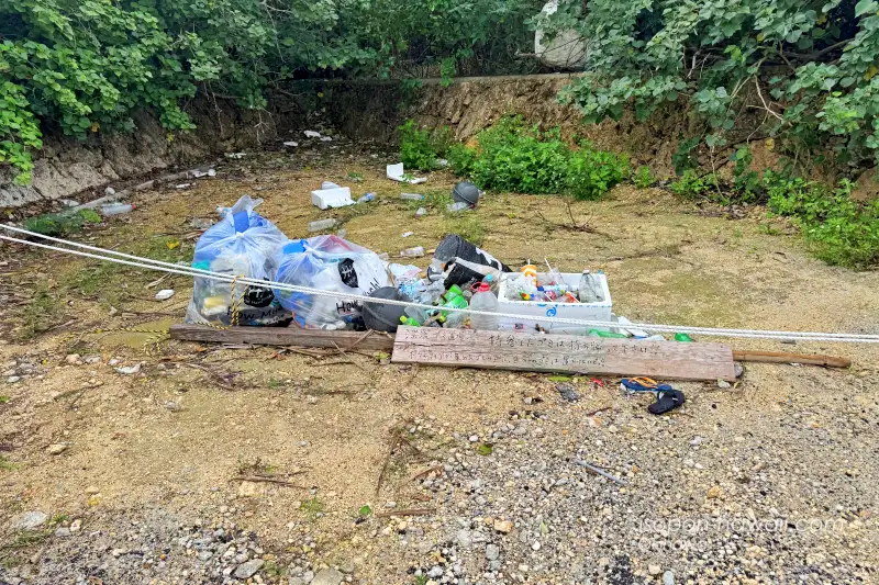 フナクスビーチのトイレ跡地 今はゴミ置き場になっている