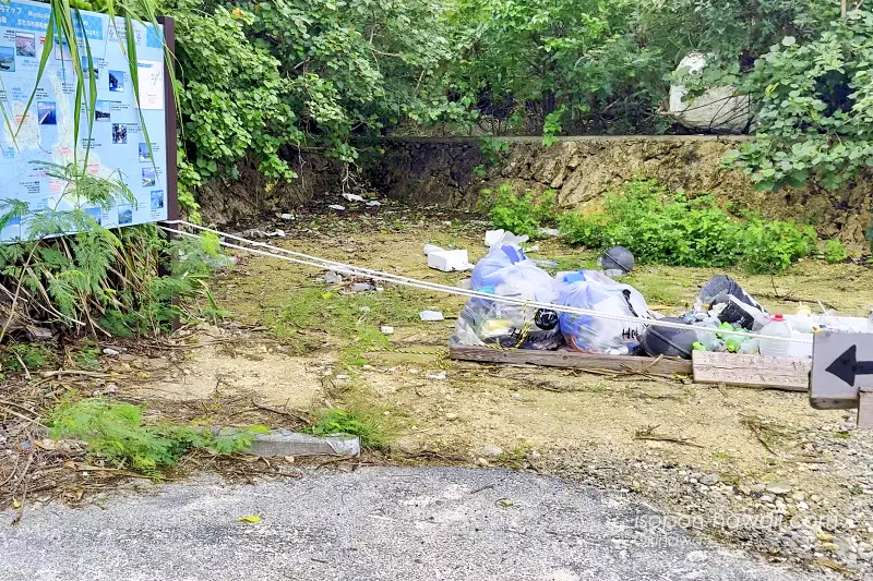 フナクスビーチのトイレ跡地 今はゴミ置き場になっている