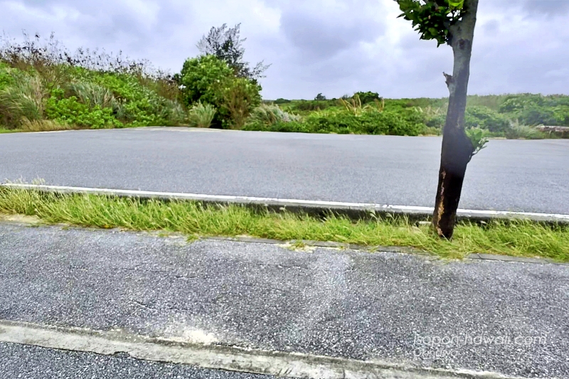フナクスビーチ駐車場の向かい側にあるスペース