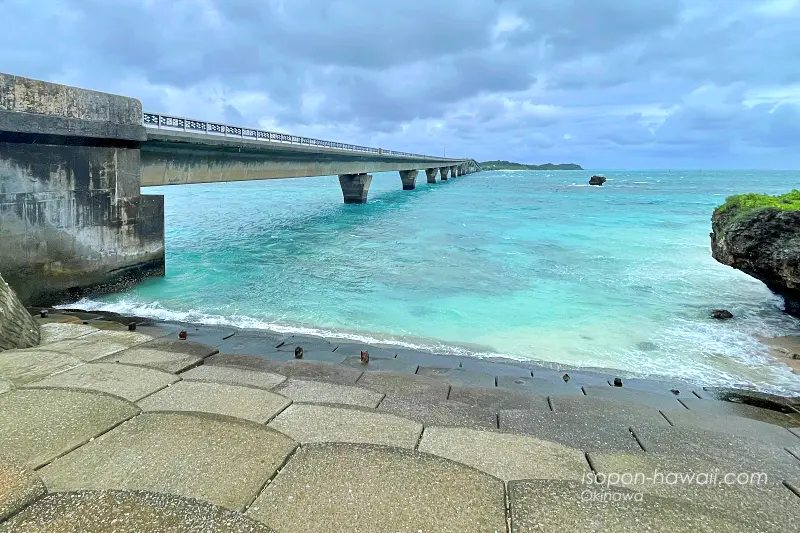 池間大橋狩俣駐車場の景色 池間大橋と池間島と透き通った海