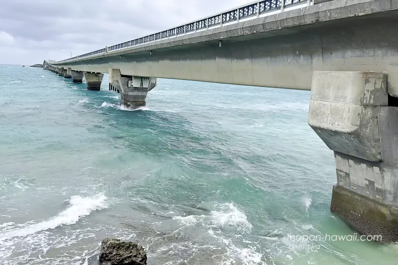 池間大橋駐車場(池間島側)の展望スポットから池間大橋を見上げている