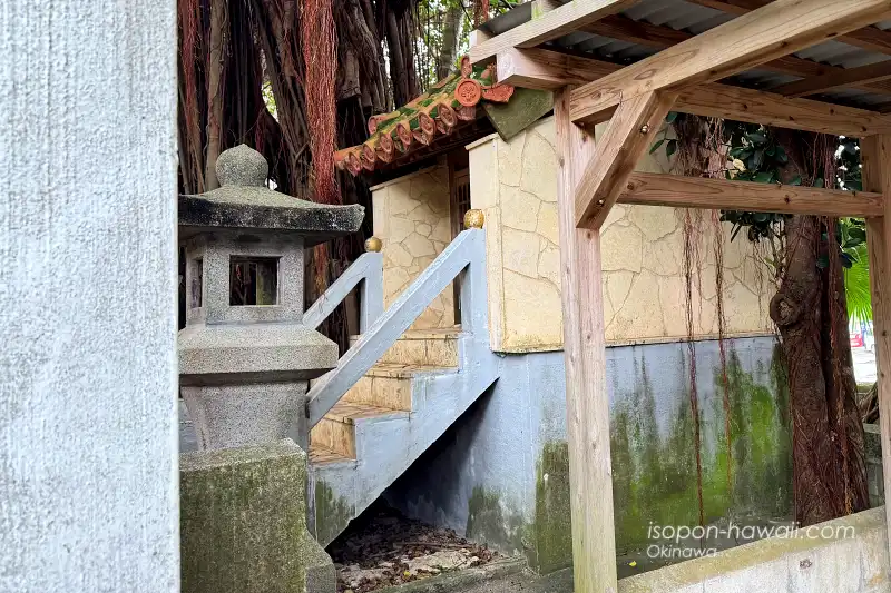 漲水御嶽 イビを横から見たところ