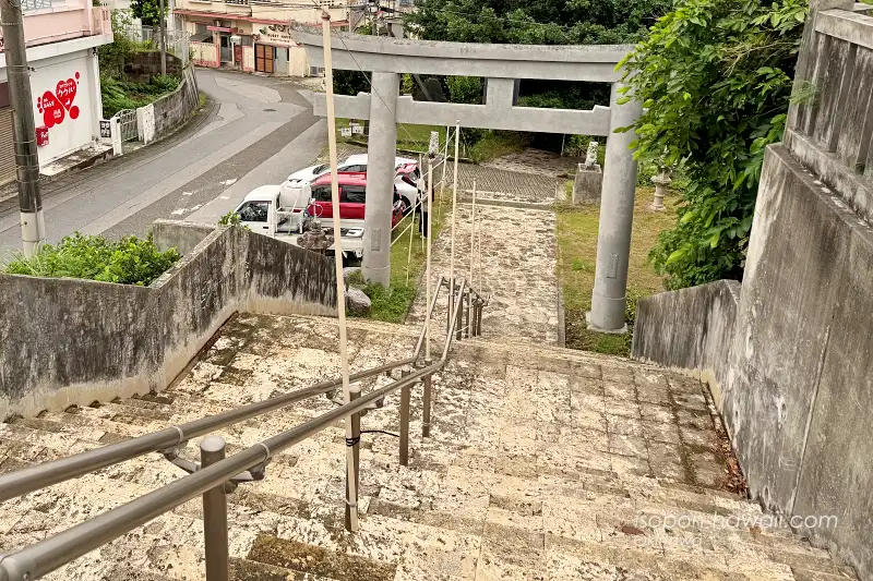宮古神社の駐車場から一の鳥居を見下ろす