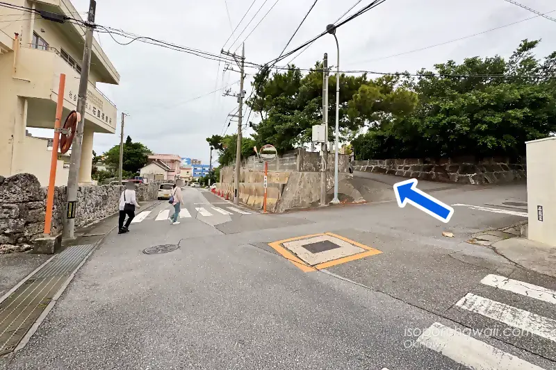 宮古神社 駐車場の入口 少し物陰になっている
