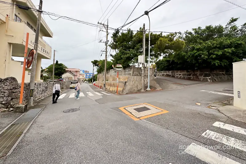 宮古神社 駐車場の入口 少し物陰になっている