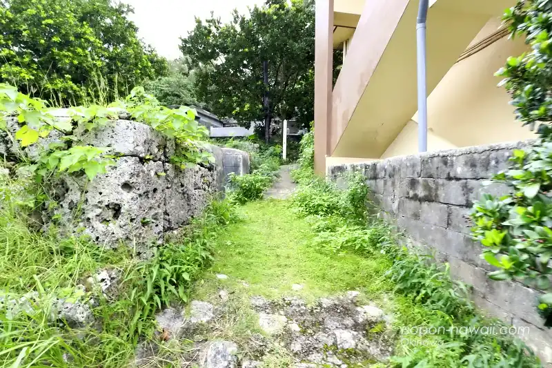仲宗根豊見親の墓の横にある小道 左に入口がある